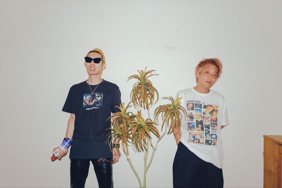 go_go_vanillas's tweet photo. 📸 写真展「Do Repeat Yourself」📸

@renzomasuda 
全5冊のZINEで綴る「バニラズ × レンゾ」写真集第3弾「Do Repeat Yourself」グッズラインナップが決定しました！

購入特典も要チェック！📚

▼詳細はこちら
https://t.co/G2RAQPNRQJ https://t.co/GO9U4iOAGB