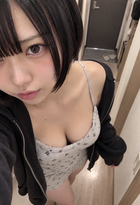 edzvtxe154's tweet photo. 童顔の割にけっこうあるからね😣 https://t.co/dI9r2BlFjN