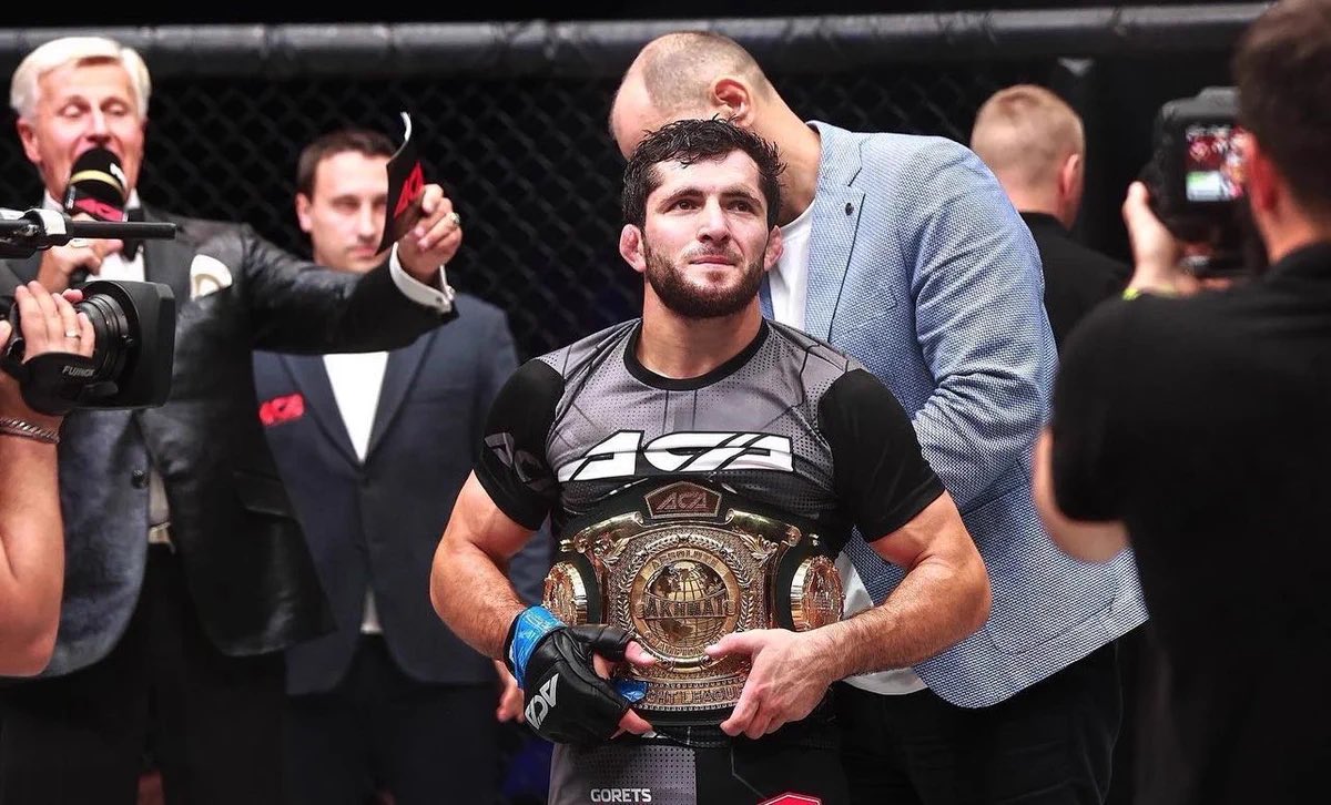 CageSideNote's tweet photo. ACAフェザー級👑イスラム・オマロフ🇷🇺はUFC入りを目指し続けています👀

オマロフ🗣️
「いくつか話はあるけど、UFCのではない。他の団体から声はかかってる。でも俺が行きたいのはUFCだから、そのためにACAを離脱した。もう少し待って、どうなるか見てみるよ。」

📰 Ushataykaより。
#ACA #UFC https://t.co/1lA5u1nG7s