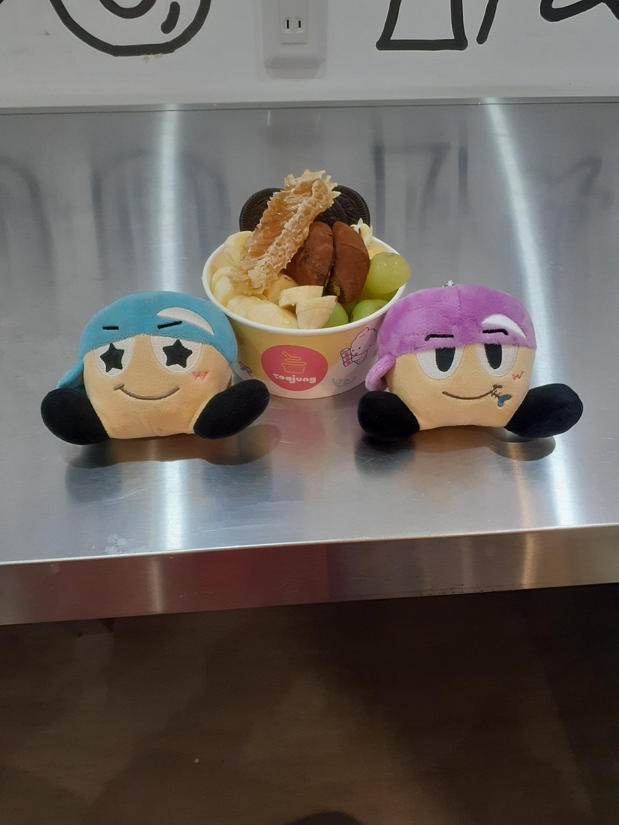 Taisukekeikento's tweet photo. 今日は、仕事休んで健人のPOP UP行ってきました
買うつもりなかったけど買ったよ
そのあと、流星が行ってた古着屋さんに写真撮りに行ってヨーグルトアイス食べたよ 美味しかった
雨だったけど楽しめた
濱ちゃんの喫茶店行ったけど定休日だったからまた今度ね https://t.co/ZutOFjPbfT