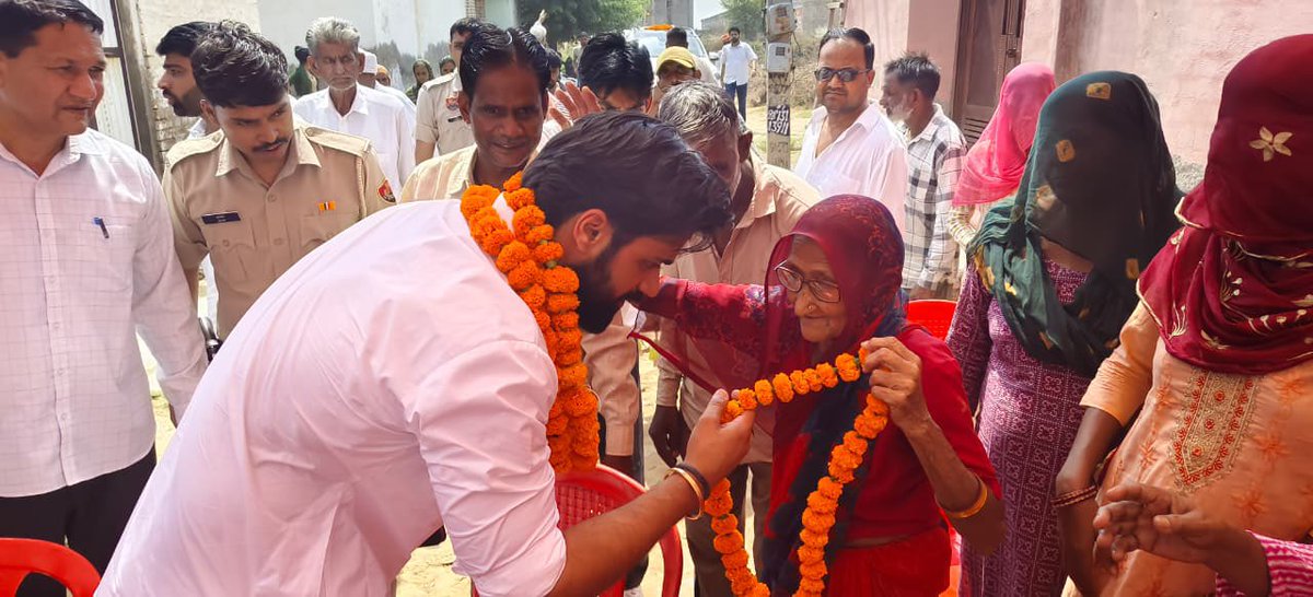 bishnoikuldeep's tweet photo. 1. आज मैंने और भव्य बिश्नोई ने आदमपुर मंडी में आयोजित विभिन्न जलपान कार्यक्रमों में शिरकत की।
इस दौरान मंडीवासियों से आत्मीय मुलाकात हुई और उनके साथ क्षेत्र में चल रहे विकास कार्यों, जनहित से जुड़े विभिन्न विषयों तथा स्थानीय आवश्यकताओं पर विस्तृत चर्चा की।
आदमपुर के विकास और आमजन की सुविधाओं को लेकर मंडीवासियों के सुझावों एवं विचारों को सुना। क्षेत्र की प्रगति और जनसेवा के लिए निरंतर प्रयास करना ही हमारा संकल्प है।
मंडीवासियों द्वारा मिले स्नेह, अपनत्व और आशीर्वाद के लिए हृदय से आभार।