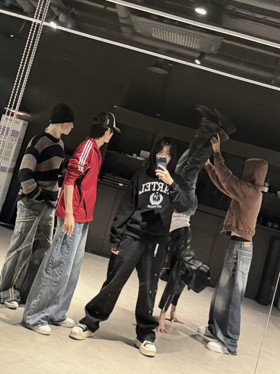 x_on_official_'s tweet photo. November 🔥🔥

#X_ON #엑스온
#JUNWON #SEUNGCHAN #MINYONG #DONGGUN #TAIYO https://t.co/hfVy4Ujjsw