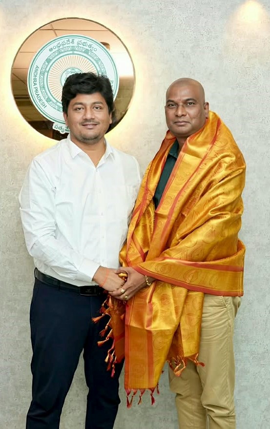 Socialauditap's tweet photo. పంచాయతీరాజ్ మరియు గ్రామీణాభివృద్ధి శాఖకు చెందిన (SSAAT AP)కు ప్రతిష్ఠాత్మక *SKOCH* అవార్డు లభించిన సందర్భంగా, శ్రీ జి. శ్రీకాంత్,  డైరెక్టర్ SSAAT-AP గారిని  గౌ|| శ్రీ వి.ఆర్. కృష్ణ తేజ మైలవరపు, I.A.S,  కమిషనర్ గారు  సత్కరించి, అవార్డు సాధించినందుకు శుభాకాంక్షలు తెలిపారు. https://t.co/gz3sztVuQj