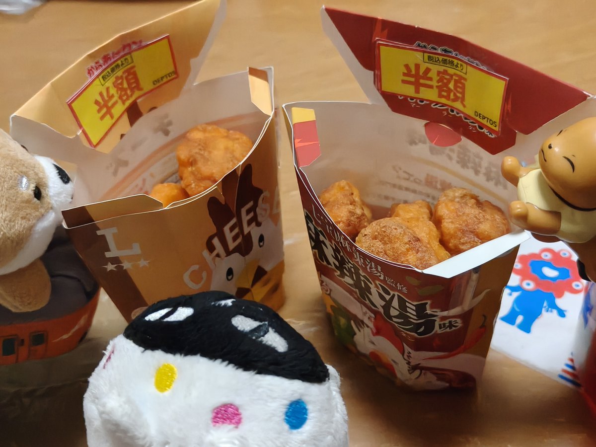 ken_choco_'s tweet photo. 奥さん、息子、お義母さんの3人、本日より旅行✈️
遠くの日本より近くのグアムだっけ？これいつのフレーズ？
知ってる貴方は昭和生まれ。

ジジババ達の息子争奪戦。
海外ラウンドに発展中😅
息子初海外、��しんできなー
パパは一人を満喫するぜ👍

からあげクン一個増量の半額最高🐥 https://t.co/5QOxWPmLI2
