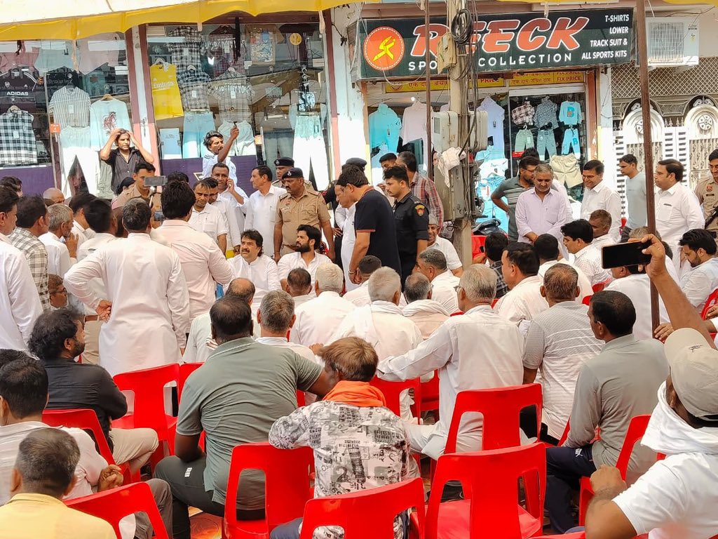 bishnoikuldeep's tweet photo. 2. आज मैंने और भव्य बिश्नोई ने आदमपुर मंडी में आयोजित विभिन्न जलपान कार्यक्रमों में शिरकत की।
इस दौरान मंडीवासियों से आत्मीय मुलाकात हुई और उनके साथ क्षेत्र में चल रहे विकास कार्यों, जनहित से जुड़े विभिन्न विषयों तथा स्थानीय आवश्यकताओं पर विस्तृत चर्चा की।
आदमपुर के विकास और आमजन की सुविधाओं को लेकर मंडीवासियों के सुझावों एवं विचारों को सुना। क्षेत्र की प्रगति और जनसेवा के लिए निरंतर प्रयास करना ही हमारा संकल्प है।
मंडीवासियों द्वारा मिले स्नेह, अपनत्व और आशीर्वाद के लिए हृदय से आभार।