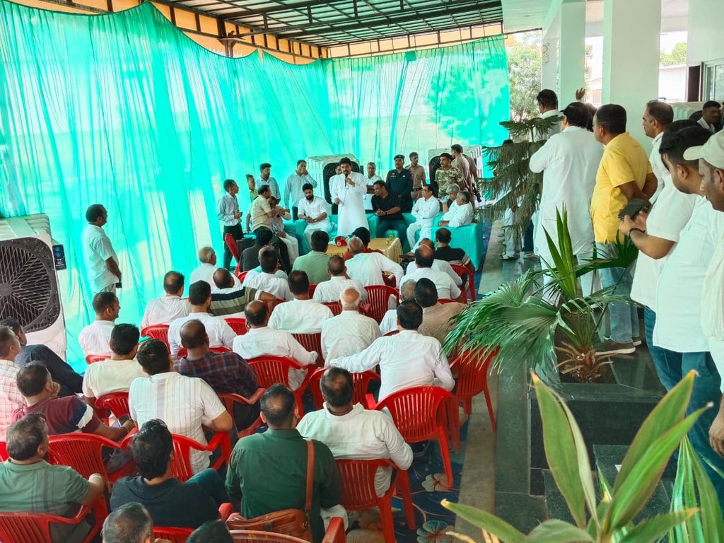 bishnoikuldeep's tweet photo. 2. आज मैंने और भव्य बिश्नोई ने आदमपुर मंडी में आयोजित विभिन्न जलपान कार्यक्रमों में शिरकत की।
इस दौरान मंडीवासियों से आत्मीय मुलाकात हुई और उनके साथ क्षेत्र में चल रहे विकास कार्यों, जनहित से जुड़े विभिन्न विषयों तथा स्थानीय आवश्यकताओं पर विस्तृत चर्चा की।
आदमपुर के विकास और आमजन की सुविधाओं को लेकर मंडीवासियों के सुझावों एवं विचारों को सुना। क्षेत्र की प्रगति और जनसेवा के लिए निरंतर प्रयास करना ही हमारा संकल्प है।
मंडीवासियों द्वारा मिले स्नेह, अपनत्व और आशीर्वाद के लिए हृदय से आभार।