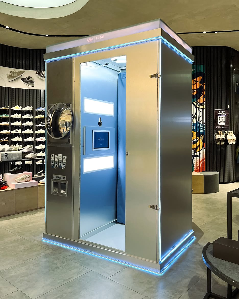 NEWSJENNlE's tweet photo. 📸 260916 Several shoe stores in the Philippines have put up the #PoseLikeJennie photobooth in several locations. https://t.co/p4y9joCzVd