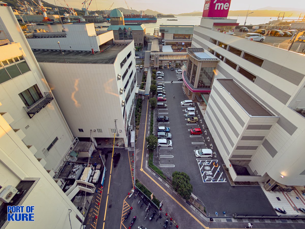 Nozomi_Amashiro's tweet photo. 【宝町地区埋立事業について⚓️】

ゆめタウン呉や大和ミュージアムのある場所はもともと海で、埋立によってできた、呉市のなかでもあたらしい土地です。高い場所からみると、当時の海岸線の名残りが歩道にそって伸びているのがよく見えます🌟⋆꙳

（2枚目は当時の航空写真） https://t.co/CZknSyQO9H