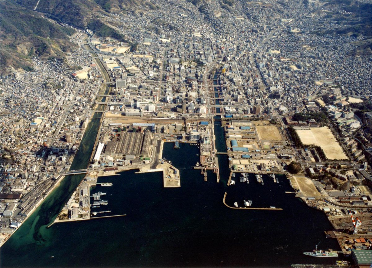 Nozomi_Amashiro's tweet photo. 【宝町地区埋立事業について⚓️】

ゆめタウン呉や大和ミュージアムのある場所はもともと海で、埋立によってできた、呉市のなかでもあたらしい土地です。高い場所からみると、当時の海岸線の名残りが歩道にそって伸びているのがよく見えます🌟⋆꙳

（2枚目は当時の航空写真） https://t.co/CZknSyQO9H