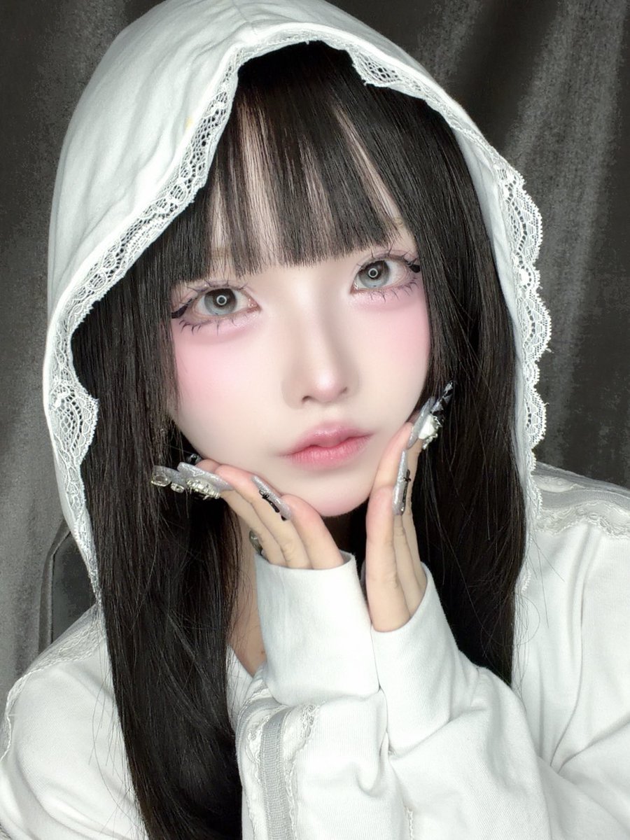 Azuki_Hoshizora's tweet photo. 蜜のレンズさんから新作のヒューシリーズをいただきました!
4色とも白っぽく?高発色でゴロゴロしにくいから付けやすい!
もうすぐ発売🤍カラーに関してはATLに書いてるよ!
#mitunolens #pr https://t.co/iyq4x3fcto