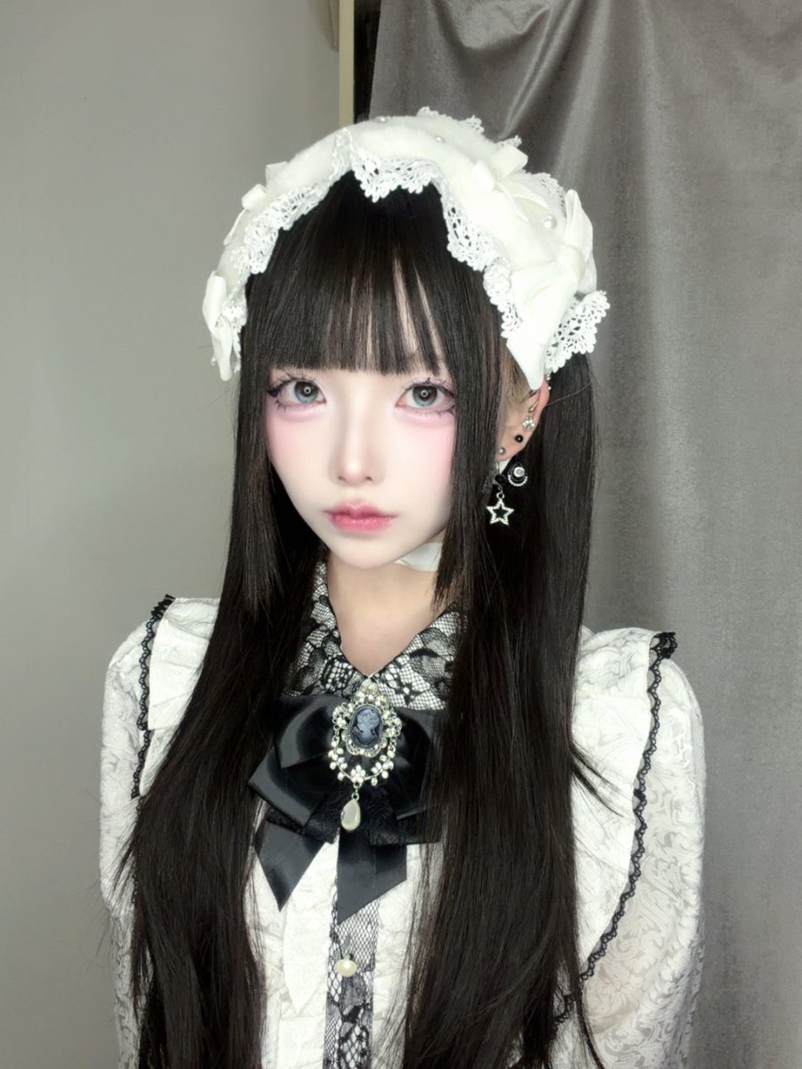 Azuki_Hoshizora's tweet photo. 蜜のレンズさんから新作のヒューシリーズをいただきました!
4色とも白っぽく?高発色でゴロゴロしにくいから付けやすい!
もうすぐ発売🤍カラーに関してはATLに書いてるよ!
#mitunolens #pr https://t.co/iyq4x3fcto