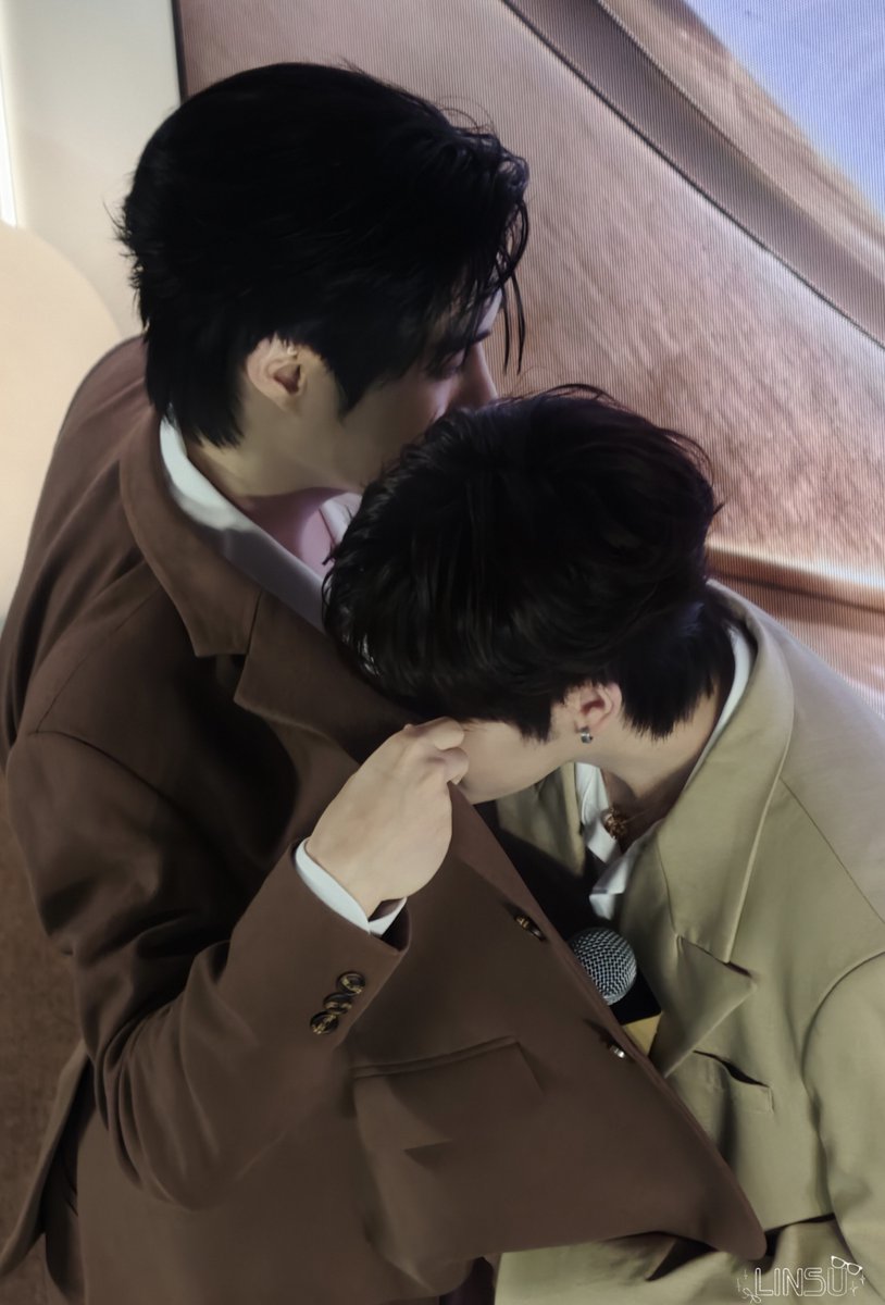 Linsupromax's tweet photo. คนมีแฟนเขาดมน้ำหอมกันแบบนี้นะครับ จำไว้ 

#The11thAnniversaryWithMITH
#TleFirstone https://t.co/Xf0BdlPeM2