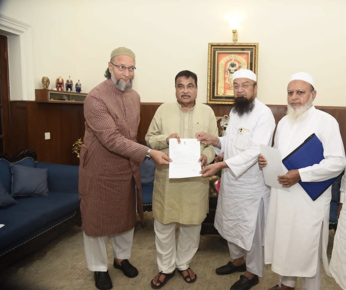 aimim_national's tweet photo. اے آئی ایم آئی ایم صدر بیرسٹر اسد الدین اویسی صاحب کی صدارت میں آج اے آئی ایم آئی ایم مالیگاؤں کے رکن اسمبلی جناب مفتی محمد اسماعیل قاسمی صاحب نے دہلی میں سڑک ٹرانسپورٹ اور شاہراہوں کے مرکزی وزیر نیتن گڈکری جی سے ملاقات کی۔

ملاقات کے دوران رکن اسمبلی مفتی اسماعیل قاسمی صاحب نے مالیگاؤں اسمبلی حلقہ اور مہاراشٹرا میں سڑکوں سے متعلق مسائل کو لے کر مرکزی وزیر کو ایک میمورنڈم پیش کیا اور ان مسائل کو جلد حل کرنے کی مانگ کی۔

@asadowaisi @nitin_gadkari @MuftiIsmailQsm
