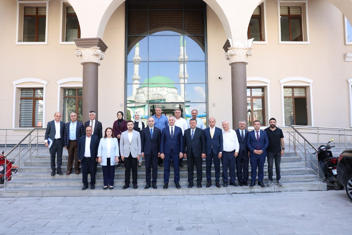 AKPartiG_Antep's tweet photo. 📍 Araban Kaymakamlığı

AK Parti TBMM Grup Başkanvekilimiz Sayın Abdulhamit Gül, İl Başkanımız Sayın Fatih Muhaddis Fedaioğlu, Gaziantep Büyükşehir Belediye Başkan Vekilimiz Sayın Halil Uğur, Şehitkamil Belediye Başkan Yardımcımız Sayın Hülya Kılıç, Araban İlçe Başkanımız Sayın Seydi Vakkas Ömeroğlu, İlçe Kadın Kolları Başkanımız Sayın Tuğba Sarıkaya, İlçe Gençlik Kolları Başkanımız Sayın Onur Yıldız, il-ilçe yönetim kurulu üyelerimizle birlikte Araban Kaymakamı Sayın Ferhat Salih Ceylan’ı makamında ziyaret etti.

Gerçekleştirilen ziyarette; Araban’ımızın mevcut çalışmaları, ilçemizin ihtiyaçları ve hemşehrilerimizin beklentileri üzerine karşılıklı görüş alışverişinde bulunuldu.

Nazik ev sahipliği ve samimi misafirperverliği dolayısıyla Kaymakamımız Sayın Ferhat Salih Ceylan’a teşekkür ediyor, çalışmalarında kolaylıklar ve başarılar diliyoruz. 🇹🇷

@abuyukgumus 
@abdulhamitgul 
@fmfedaioglu 
@halilugur1971 
@kilichulya_ 
@SydVkksOmeroglu 
@TugbasrKaya7722 
@Akparti