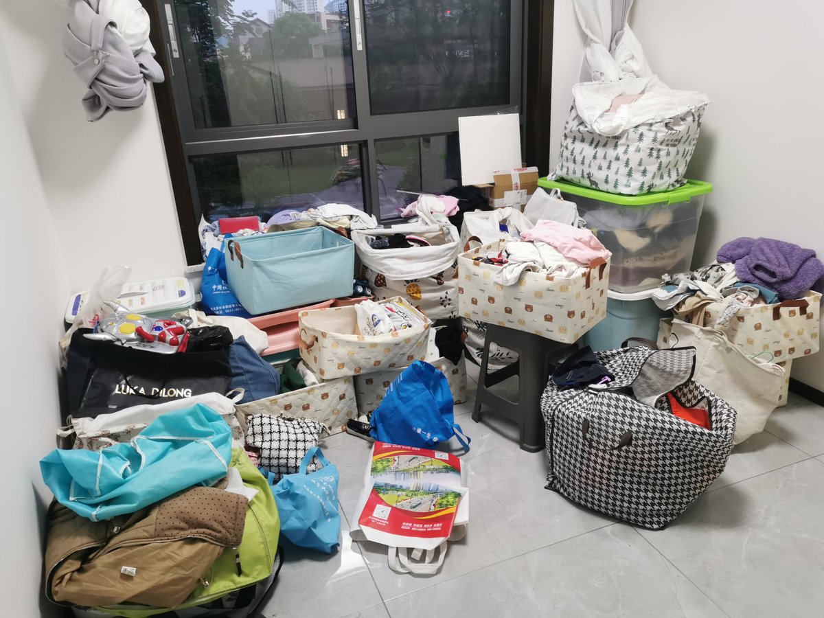 LesleeHalljyd's tweet photo. Tackled my old stuff this weekend! Donated 2 books, 1 mug and a hoodie I never used. Less clutter, more space for new nice things. #DeclutterLife https://t.co/oXHo54n3hE