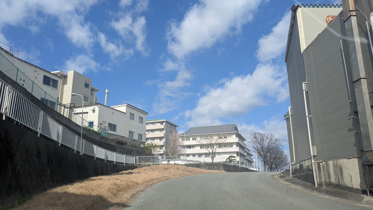 yuwave2009's tweet photo. 「金のいらない仲良い楽しい村」が、まさかこんな全寮制の収容所みたいな場所とは思わないじゃんか　問題があったとしても、もっと長閑なところだと思い込んでたよ

いや、知っている人にしてみれば常識だったんだろうけど、少なくとも若い頃の僕にとっては想像外の話だった https://t.co/Icz9HzToBG