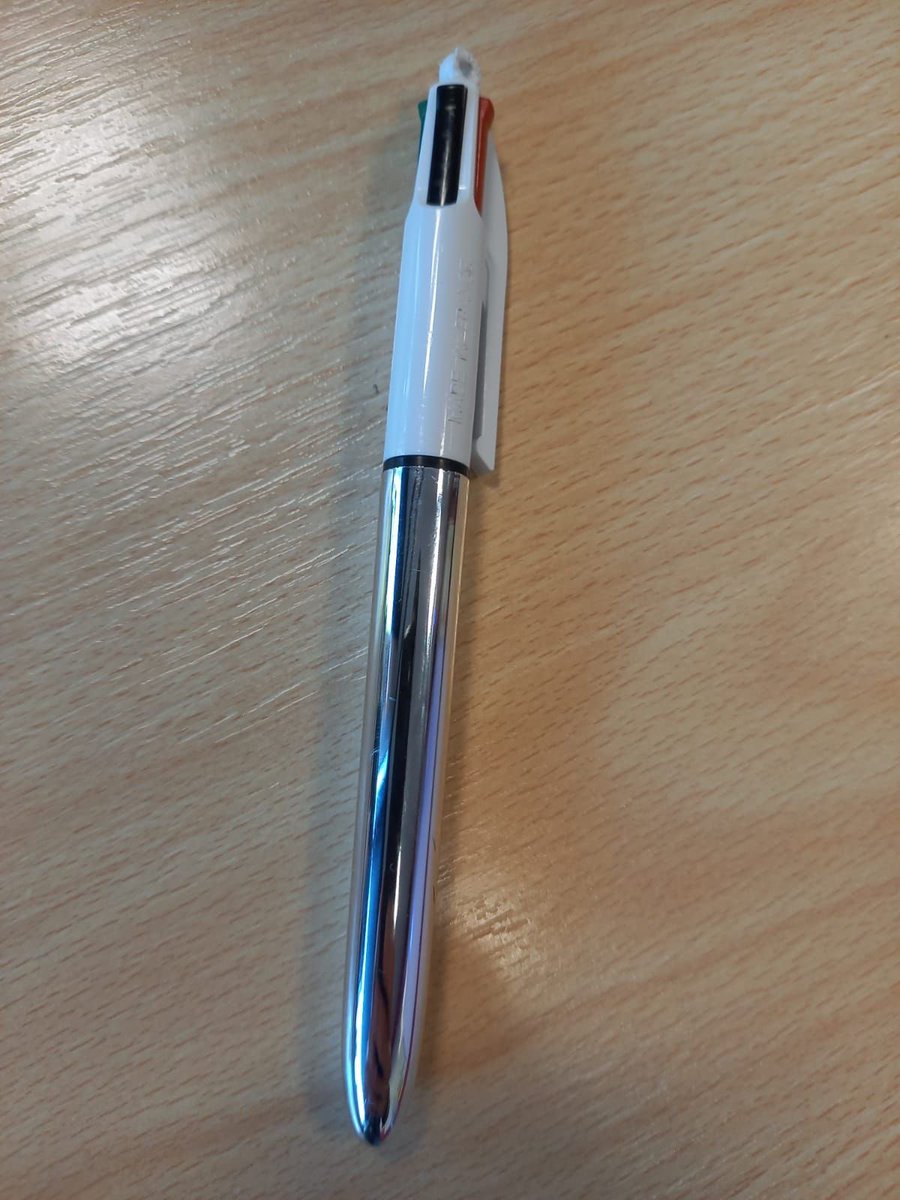 KittyTyrell1's tweet photo. g eu le stylo de mon crush ptn https://t.co/Lzgt9B462c
