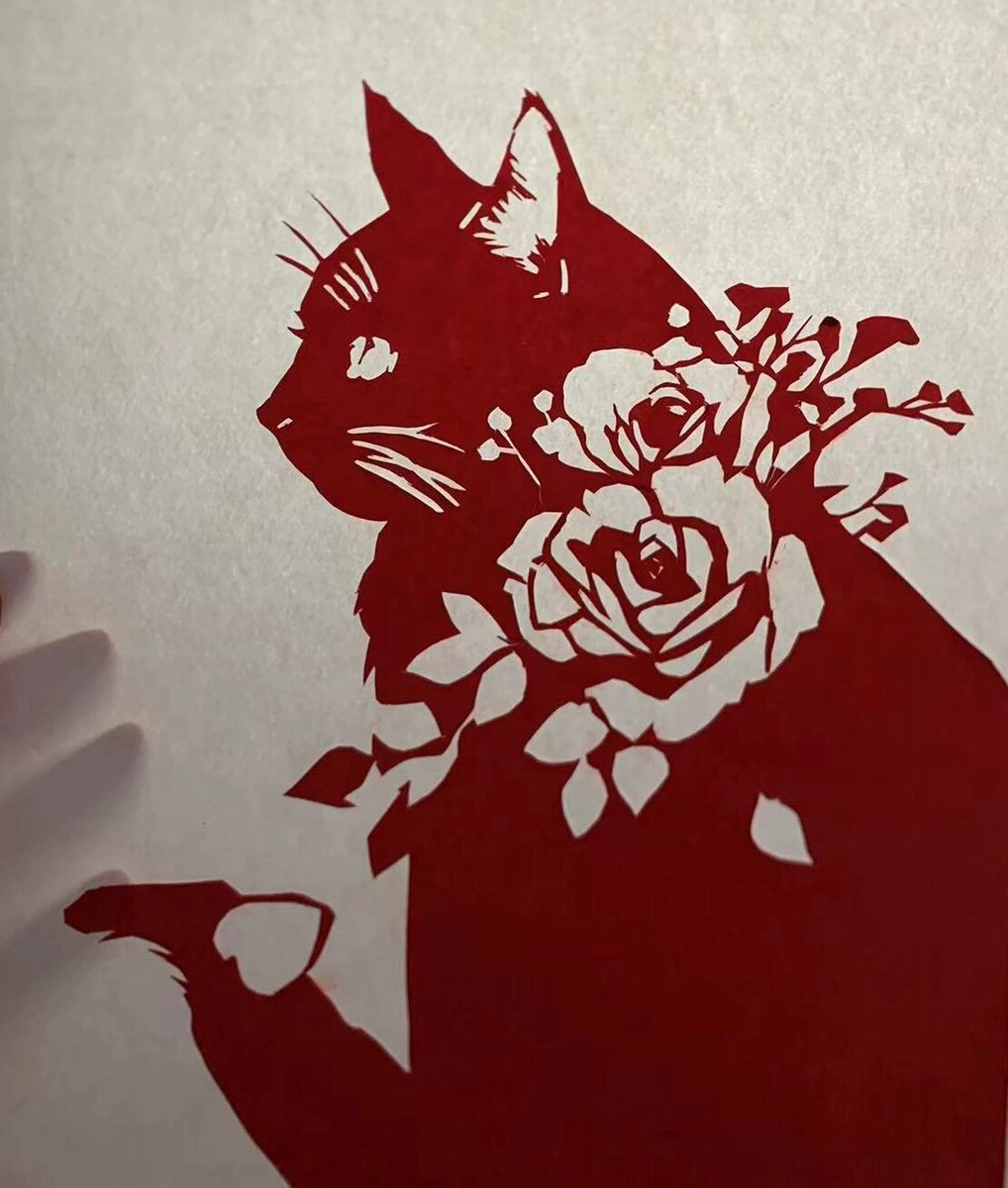 Blueyellooo's tweet photo. Just finished my first paper-cutting workshop! The way ordinary paper turns into delicate little creatures is pure magic https://t.co/WWkwuuB1PD