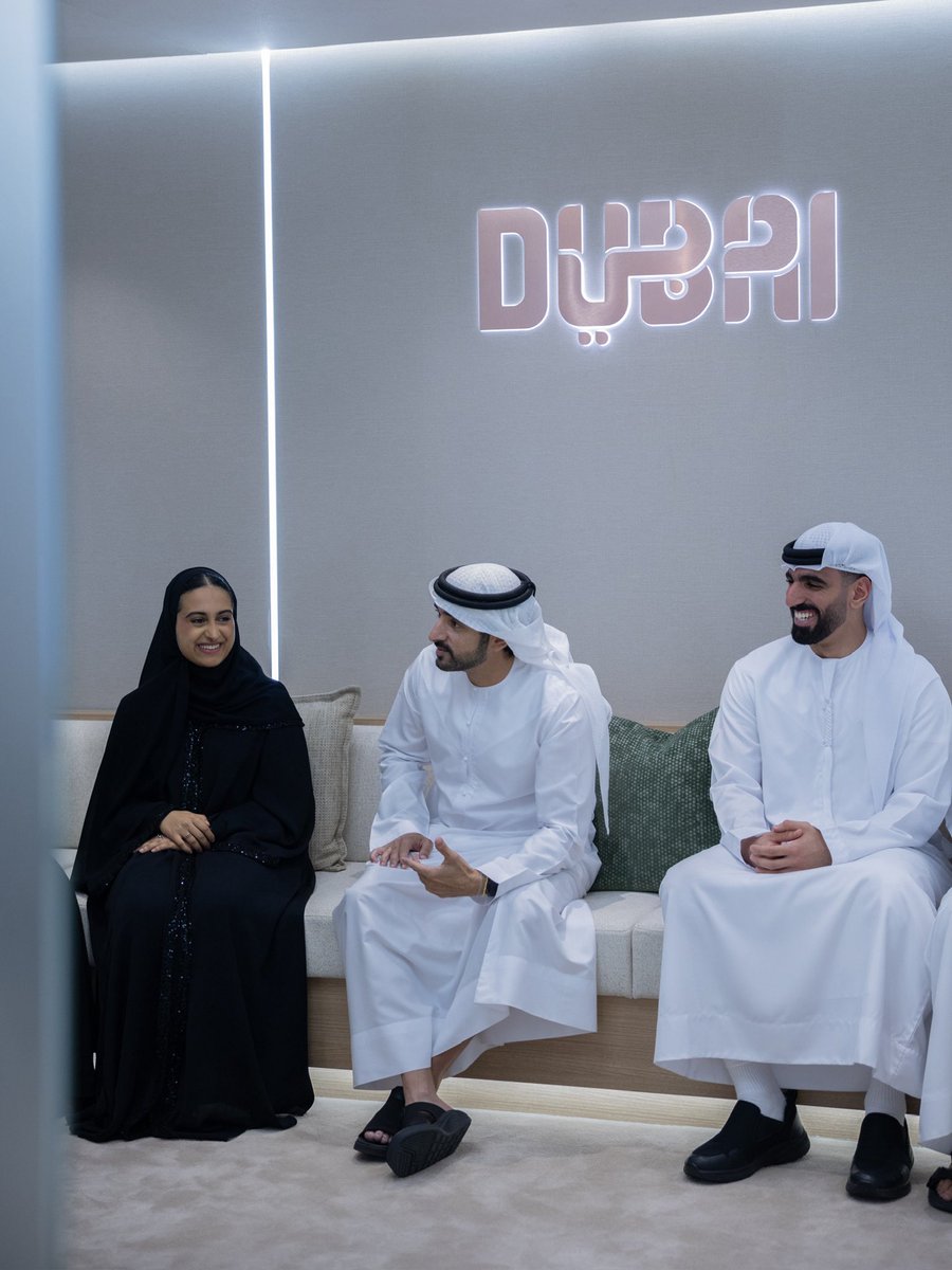 HamdanMohammed's tweet photo. التقيت خريجي برنامج حمدان بن محمد للابتعاث الأكاديمي للطلبة الإماراتيين، الذين تخرّجوا في تخصصات حيوية، ويمثلون الدفعة الأولى من خريجي البرنامج الذي يختار سنوياً 100 طالب وطالبة للدراسة في أرقى الجامعات العالمية... محطة جديدة في مسيرة برنامج طموح أطلقته دبي إيماناً منها بأن الرهان الحقيقي على المستقبل يبدأ بالتعليم ودعم الكفاءات الوطنية... نبارك للخريجين وذويهم، ونجدد ثقتنا بطاقات شبابنا المتعلّم للإسهام في صناعة المستقبل ودفع مسيرة دبي التنموية.