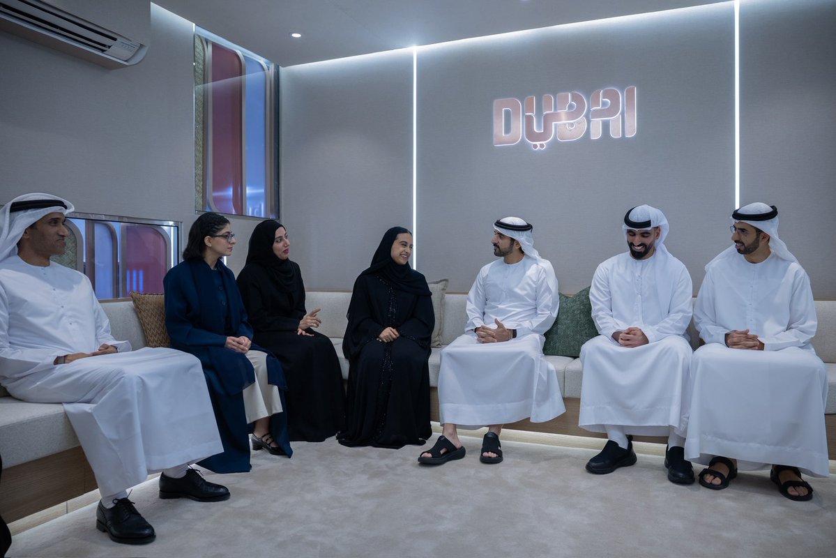 HamdanMohammed's tweet photo. التقيت خريجي برنامج حمدان بن محمد للابتعاث الأكاديمي للطلبة الإماراتيين، الذين تخرّجوا في تخصصات حيوية، ويمثلون الدفعة الأولى من خريجي البرنامج الذي يختار سنوياً 100 طالب وطالبة للدراسة في أرقى الجامعات العالمية... محطة جديدة في مسيرة برنامج طموح أطلقته دبي إيماناً منها بأن الرهان الحقيقي على المستقبل يبدأ بالتعليم ودعم الكفاءات الوطنية... نبارك للخريجين وذويهم، ونجدد ثقتنا بطاقات شبابنا المتعلّم للإسهام في صناعة المستقبل ودفع مسيرة دبي التنموية.