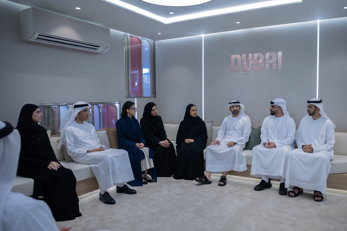 HamdanMohammed's tweet photo. التقيت خريجي برنامج حمدان بن محمد للابتعاث الأكاديمي للطلبة الإماراتيين، الذين تخرّجوا في تخصصات حيوية، ويمثلون الدفعة الأولى من خريجي البرنامج الذي يختار سنوياً 100 طالب وطالبة للدراسة في أرقى الجامعات العالمية... محطة جديدة في مسيرة برنامج طموح أطلقته دبي إيماناً منها بأن الرهان الحقيقي على المستقبل يبدأ بالتعليم ودعم الكفاءات الوطنية... نبارك للخريجين وذويهم، ونجدد ثقتنا بطاقات شبابنا المتعلّم للإسهام في صناعة المستقبل ودفع مسيرة دبي التنموية.