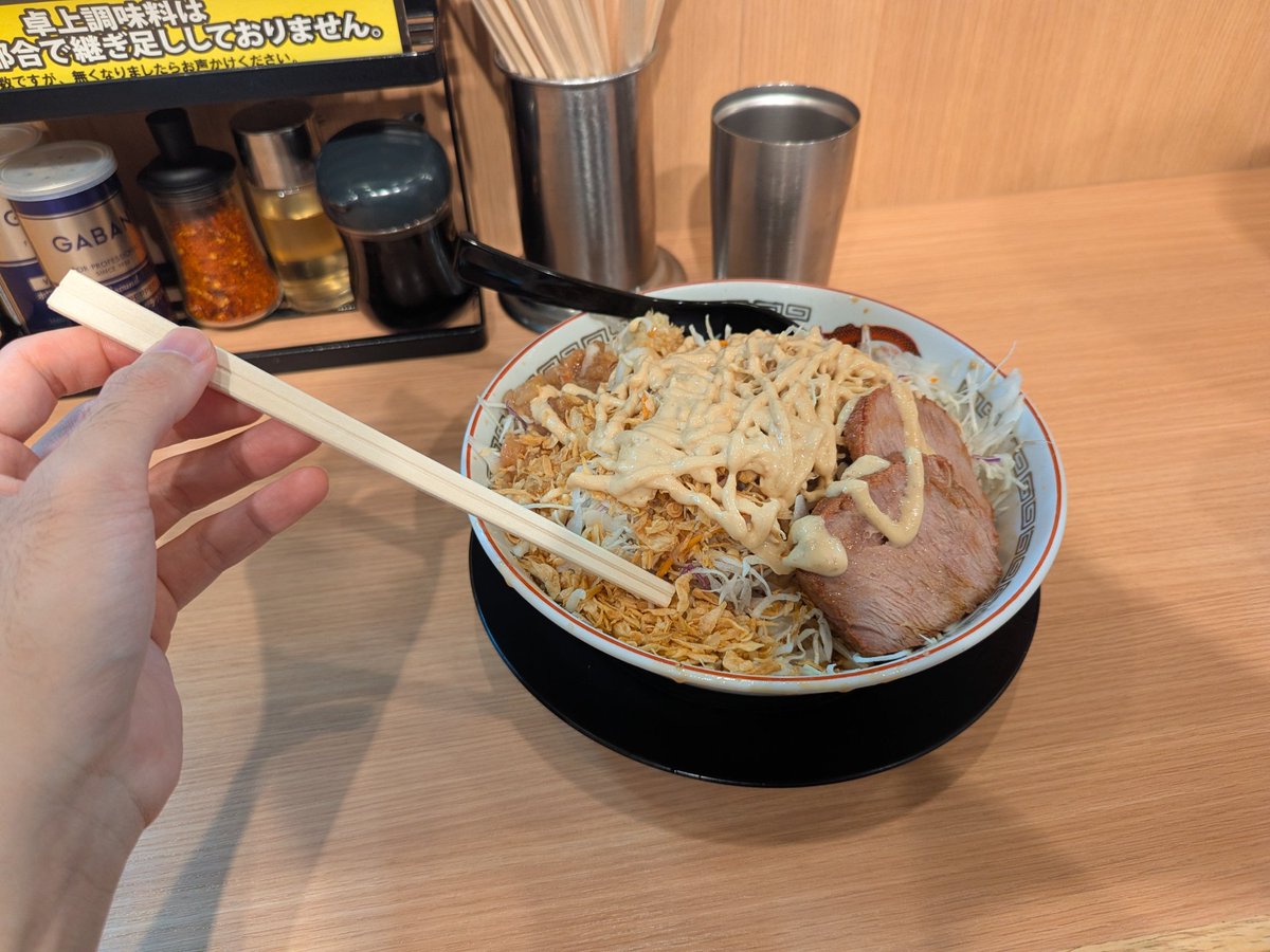 salmoncreed's tweet photo. おばあさんは川へ洗濯へ
おじいさんは豚山へ草刈りへ

おじいさんが山で飢餓に耐え忍んでいると
厨房の奥から
ドンブリこ　ドンブリこ　と
大きな　冷やし中華　ニンニク少なめアブラマシマシカラメ
が　提供されてくるではありませんか

（引用：『日本書紀』） https://t.co/xXXJD1kGeZ