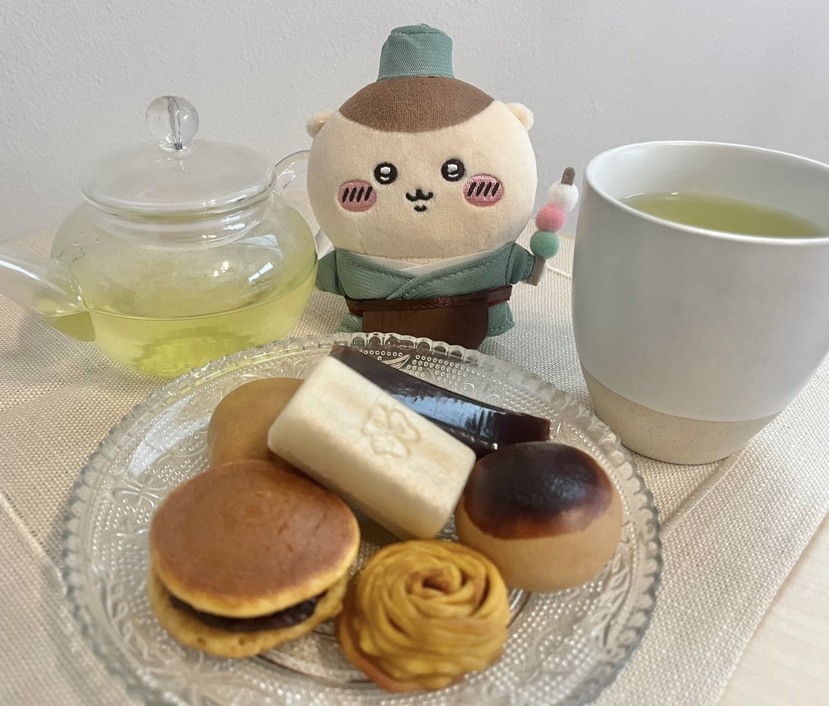 kuri_to_odekake's tweet photo. 緑茶と和菓子🍵🍡

くりまんじゅうのお菓子も入ってました🌰 https://t.co/RUfVpZx0nX