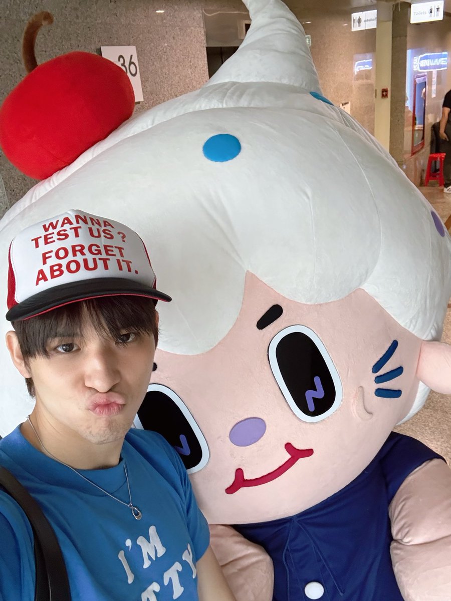 NILKNHAKE_'s tweet photo. เนคแอบมาเซอไพรรรร้เจเจ่ที่ #GEMMHOUSE  (วงเขว) แต่เจอป๊าาเซอไพร้กลับเยยยยยยคับ แถมเจออุนอาฉะกายด้วยยย 

#NILKNHAKE https://t.co/Hhw8JxhpH0
