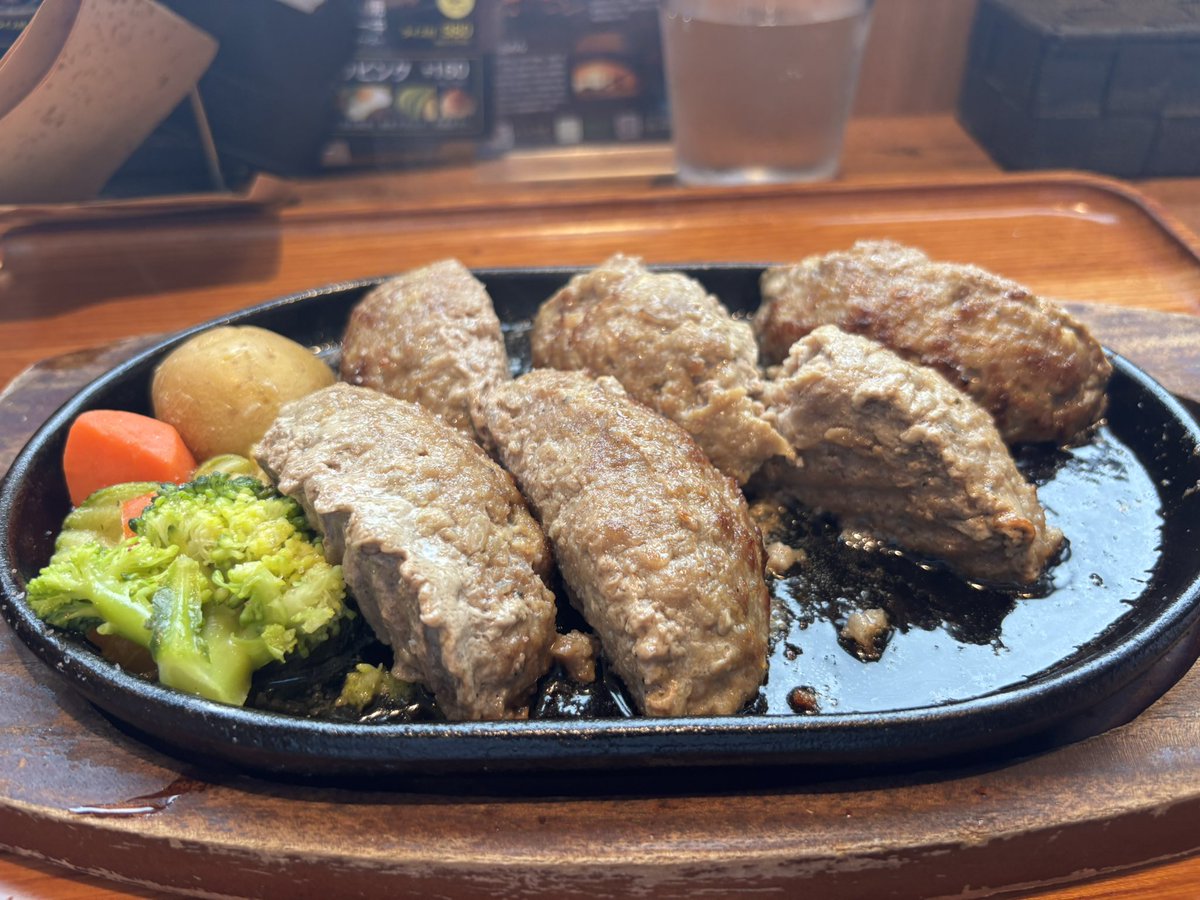 HappyShunon's tweet photo. 今日のお昼は「いしがまや」でトリプルハンバーグソースなしライスなし！とスタバでコーヒー！
#低糖質ダイエット #ハンバーグ #いしがまや #外食ダイエット https://t.co/Aad9M3xGyf