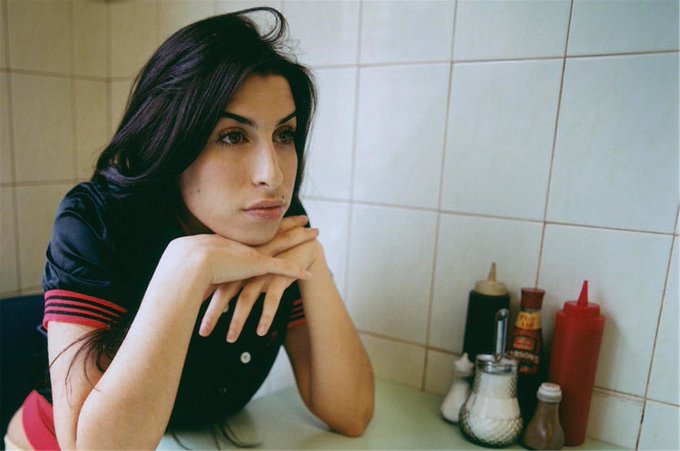 TheExtremeMusi1's tweet photo. Amy Winehouse in London, 2004.  

photo by Jake Chessum. https://t.co/1Jv6szjFTK