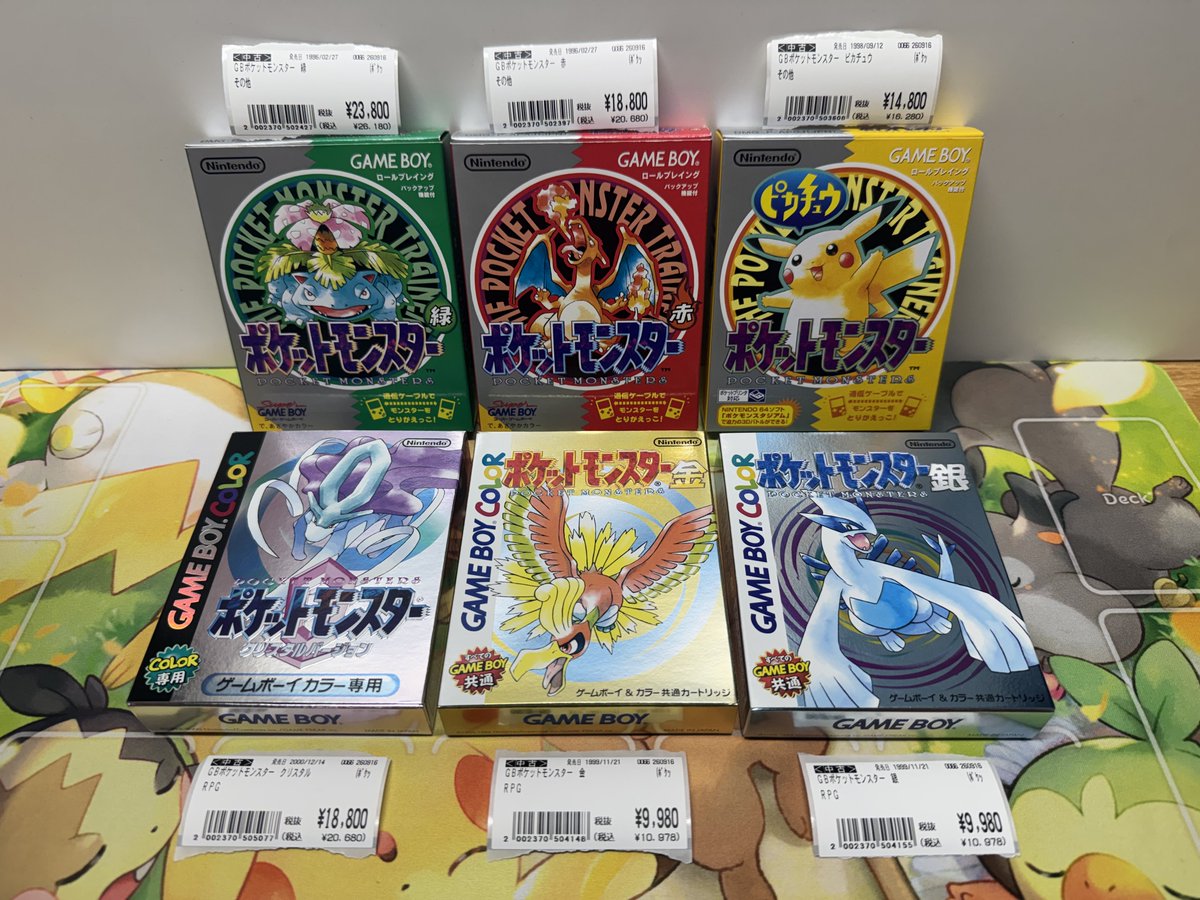 remomu0326's tweet photo. ポケモンカード30thセレブレーション発売日に40年前に発売されたゲームボーイのポケットモンスター赤と緑を古本市場にて購入。

6本ともに店の人が驚くくらい超美品で付属品も完備。

新弾ポケカパックは2パックしか買えなかったけど。 https://t.co/vlWi4DPKXC