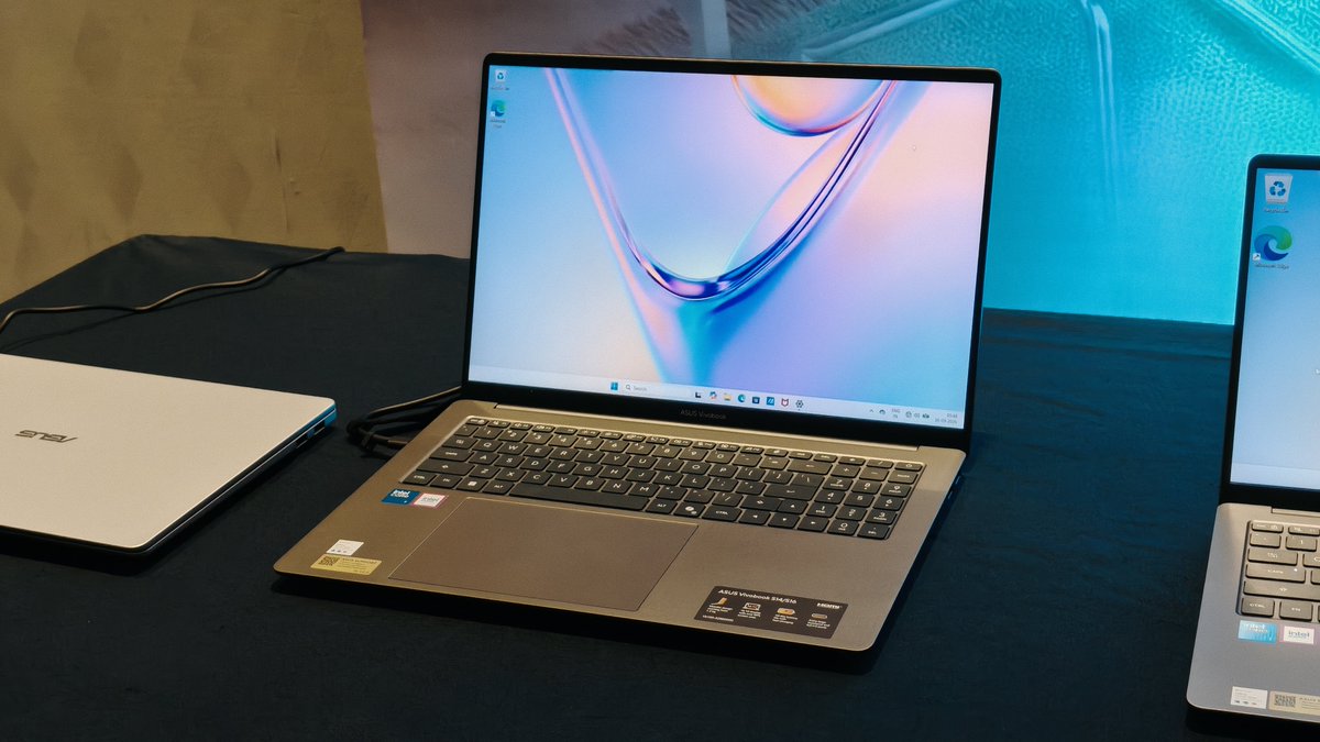 fossbytes14's tweet photo. 🚨 ASUS just launched 5 new Vivobook laptops in India!

The refreshed lineup brings Intel, AMD & Snapdragon AI PCs with all-metal designs, OLED displays on select models, and up to 38 hours of claimed battery life.

Starting prices: 

Vivobook 16 (Ryzen 7, 16" IPS) — ₹89,990

 Vivobook S14 Flip (Snapdragon X, OLED 2-in-1) — ₹1,09,990

 Vivobook S14 (Core 7, 14" IPS) — ₹1,18,990

Vivobook S16 (Core 7, 16" IPS) — ₹1,21,990

 Vivobook 14 Flip (Core Ultra 7, OLED + Stylus) — ₹1,79,990

Most models go on sale September 17.

Read More at FossBytes: https://t.co/IR2ITgwkiF
#ASUSVivobook #ASUSIndia