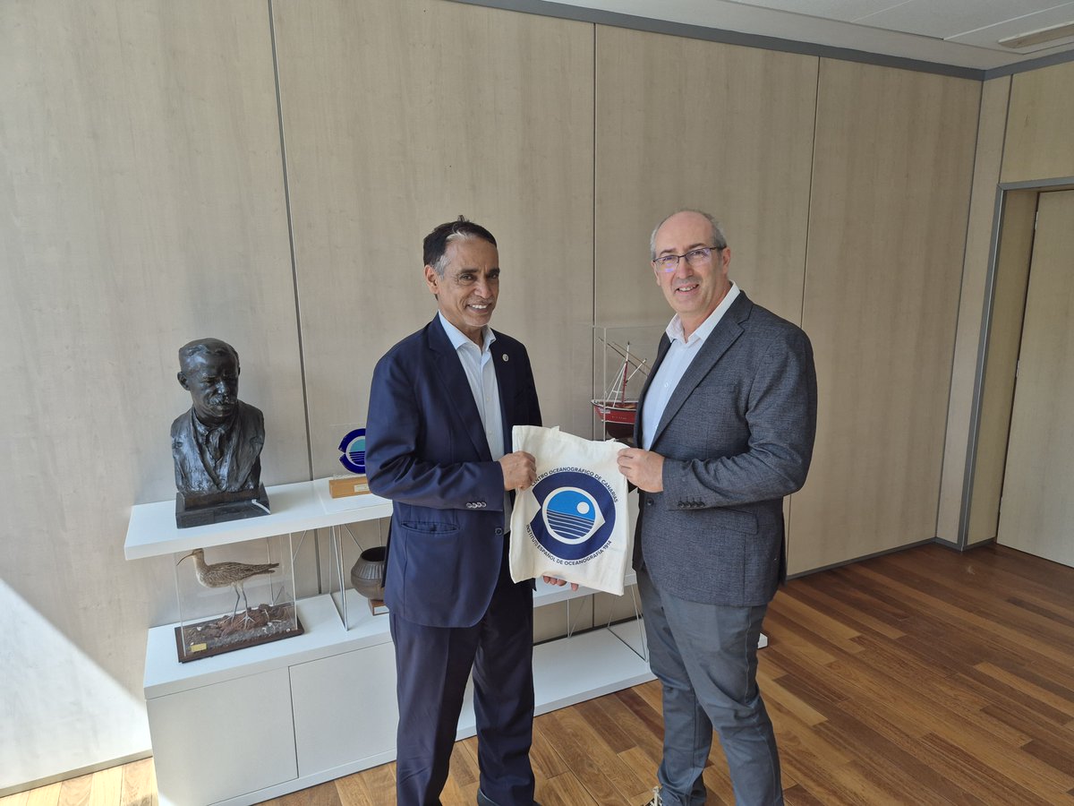 CSRP2016's tweet photo. À Tenerife, S.E. Dr @khallahi  Brahim, Secrétaire permanent de la CSRP, et son conseiller scientifique de l'IRD ont rencontré la direction de l’@ieo_canarias. Échanges sur la coopération halieutique, l’aquaculture marine et un futur projet Interreg. #CSRP #IEO #Interreg https://t.co/bzQKxi8rdE