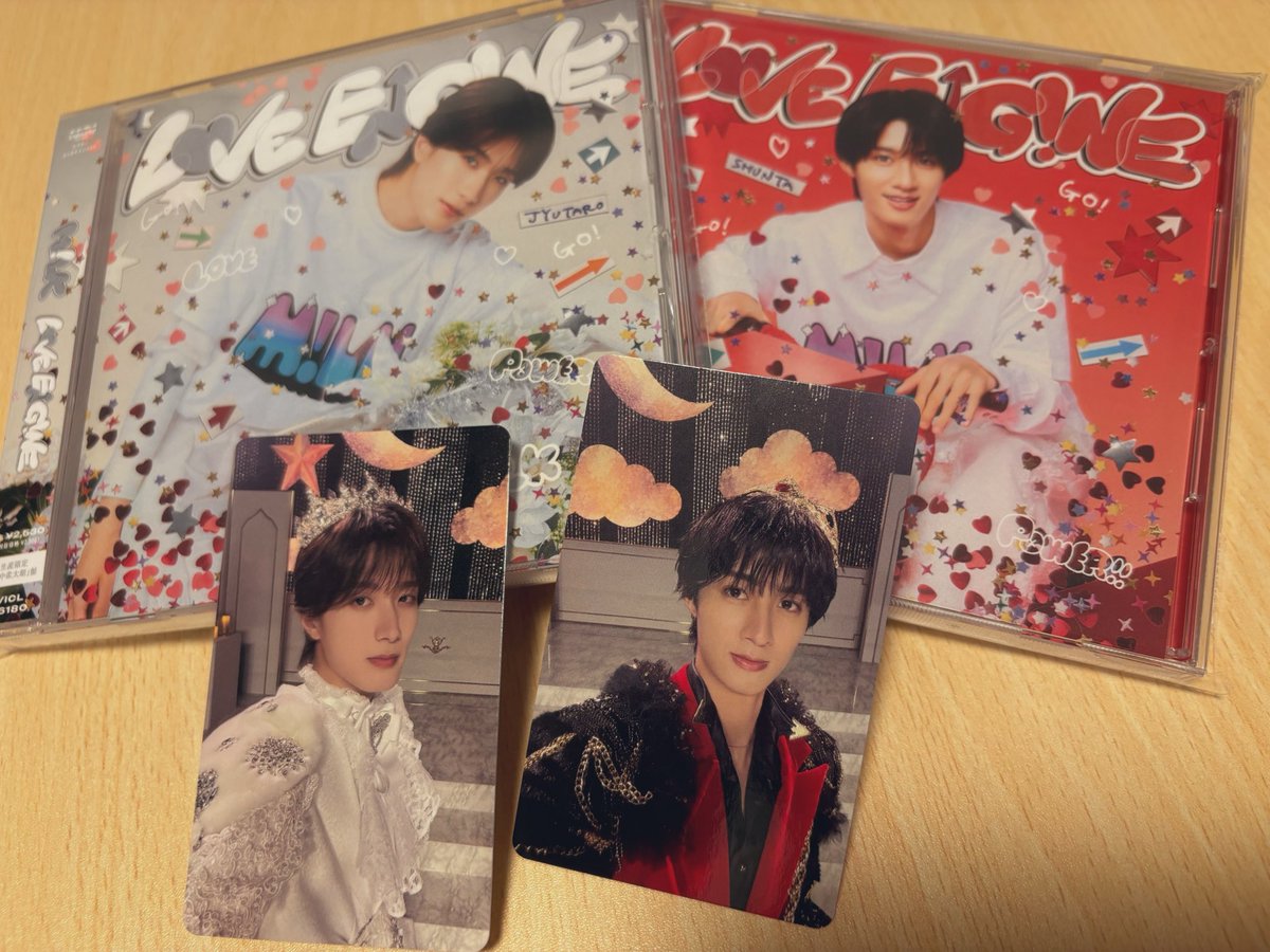 Oko_milkYJS_42's tweet photo. ソロ盤1枚ずつしか買ってないけど
トレカ真・運命揃った～✨️やわしゅん～✨️❤️🤍🌹
#MILK #ラブエンジン https://t.co/Kl9yx3uYy9