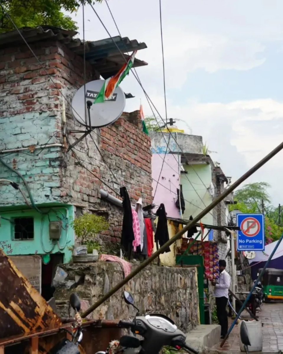 TodMccormiegk's tweet photo. A 10-foot curtain hid Coolie Camp in South Delhi during the BRICS Summit, masking open drains, garbage and poor facilities. Residents said the barriers restricted access and questioned why better housing was not provided instead. https://t.co/KGBaAO7i9m