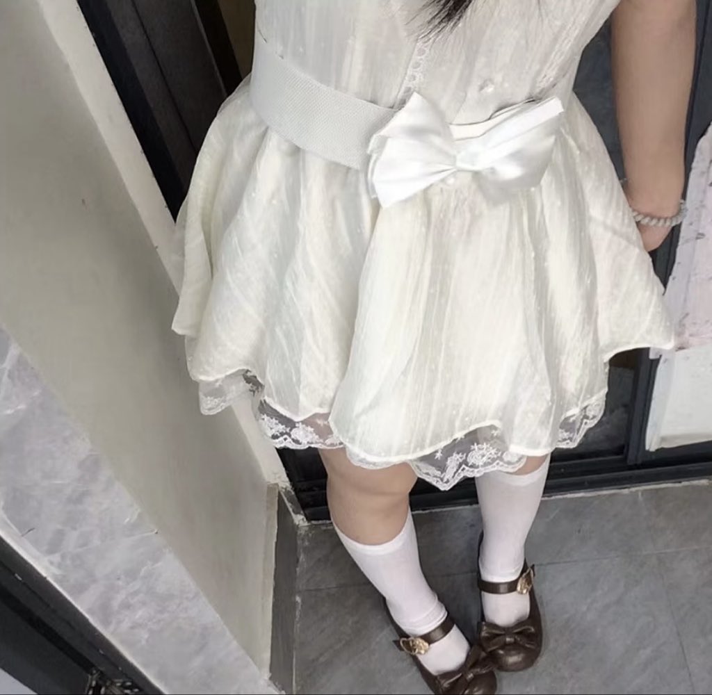 mermulhan3's tweet photo. 本来以为我只是喜欢这条裙子，没想到我是喜欢这条裙子能凹出来的身材 #xyn #药娘 https://t.co/7lfI8uC6Sb