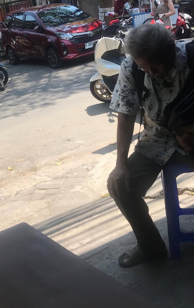 mamahmuda1_'s tweet photo. ketemu bapak penjual kain boleh dibantu ramein dagangannya guys. bapaknya tiap ada yg keluar masuk selalu berdiri buat nawarin dagangannya trs duduk lagi sambil nunduk gini🥹 aku ketemunya di "Soto Cak Di" dibelakang scbd pas jam makan siang. https://t.co/AQl9CMmvgq