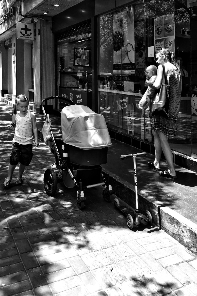 5MBwpHi95fYNZKp's tweet photo. A stranger held the door for me when my hands were full with groceries and a fussy kid. Small acts of kindness make the hard days lighter https://t.co/r7vXT4wouG