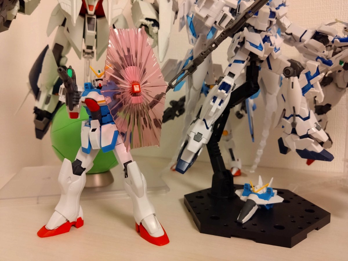 Raimo_X's tweet photo. ヴィクトリーガンダムを組んだ！なに よりも小型なのでどこにでも置けそ。 https://t.co/yUZlplyG13