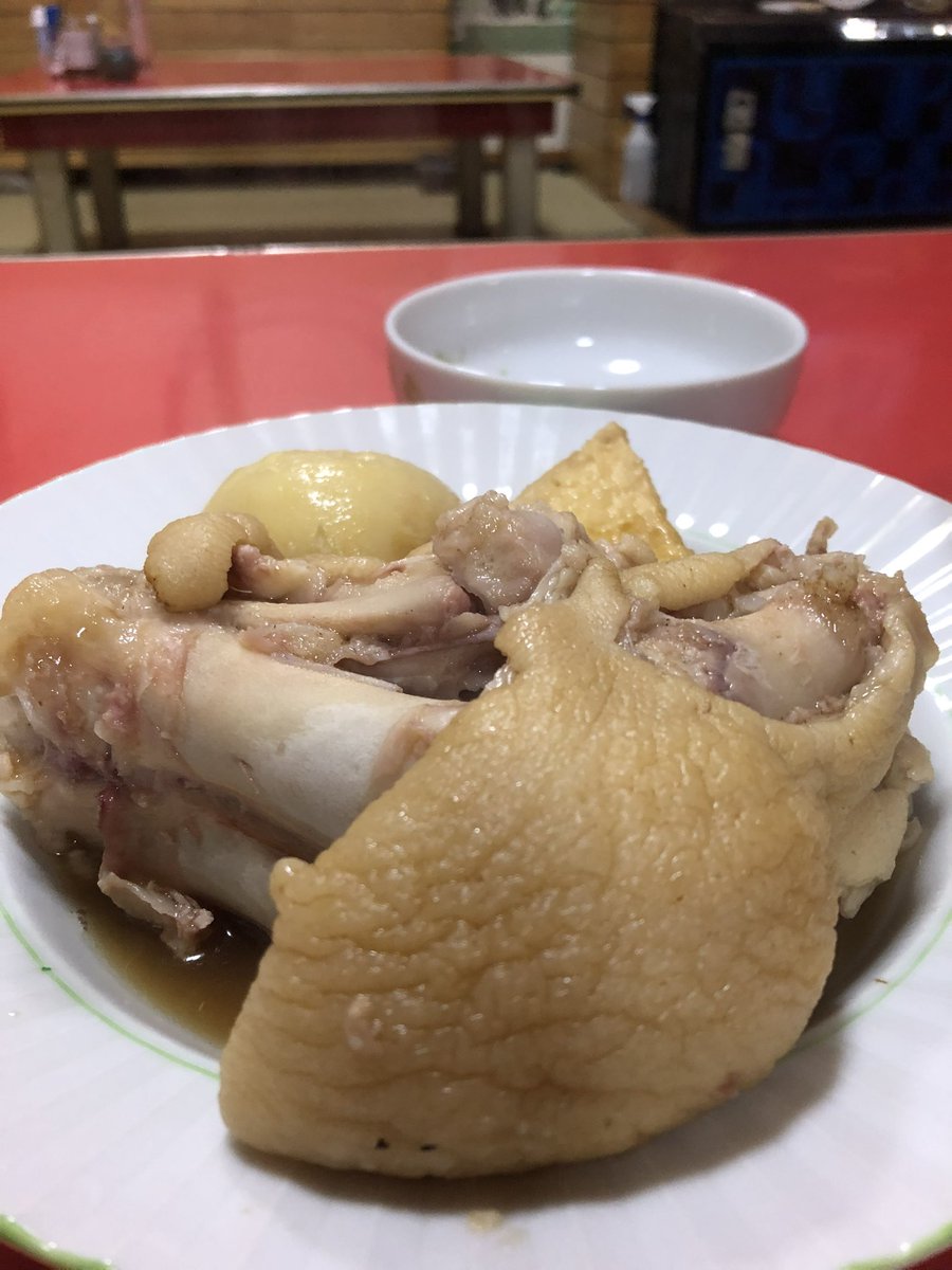 wascshacordante's tweet photo. 一人で店でご飯食べていたら観光客と間違えられて「ナイチャーは帰れ」と言われたけど、夜中の2時にテビチ3個とフーチバージューシー食べている観光客いたら逆に褒めて欲しい。 https://t.co/fgCA14t2AB