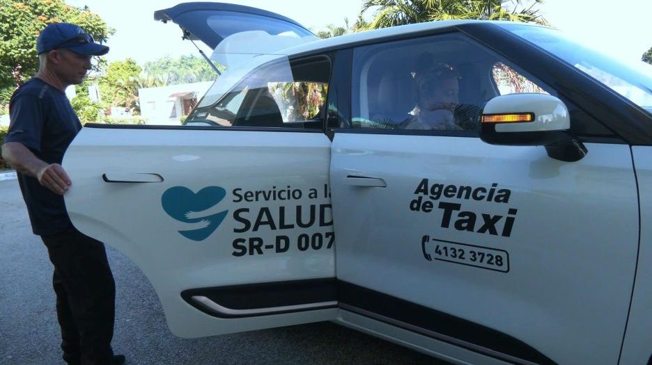 escambraycu's tweet photo. Diez nuevos vehículos eléctricos facilitan el traslado de pacientes hacia el hospital para sus tratamientos de hemodiálisis en Trinidad.
#SanctiSpíritusEnMarcha #CubaPorlaSalud 
https://t.co/uMBZNjIgaj https://t.co/Uxr4fU58Vt