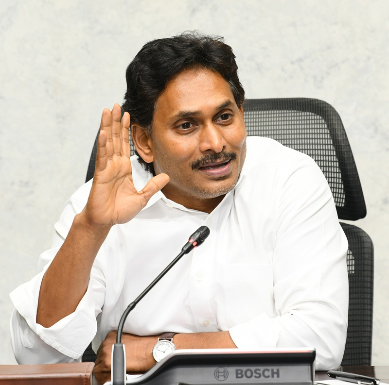 Telugu360's tweet photo. ఎంత టెక్నికల్ నాలెడ్జ్ లేకపోతే మాత్రం సొంత టీం... జగన్‌ను ఇంత చులకన చేస్తుందా!?
 
జగన్ రెడ్డికి  టెక్నికల్ నాలెడ్జి జీరో..! స్మార్ట్ ఫోన్ వాడటం చేత కాదు. సోషల్ మీడియా చూడరు. అంత మాత్రాన ఇదంతా బయట పెట్టాలని.. ఆయనను నవ్వుల పాలు చేయాలని ఆయన సొంత టీం అనుకోవాలా?  

ఎఫ్‌బీఐ పేరుతో చేసిన ట్వీట్ ఇలాగే ఉంది. 
 
గుంటూరు ఎస్పీ అధికారిక మెయిల్ ఐడీ  sp@gtr.appolice.gov.in 

ఎవరో సృష్టించిన ఫేక్ ఈమెయిల్ లో guntururban-sp@gov.in అని ఉంది.  అంటే అది ఫేక్ ఈ మెయిల్ అని ఐదో తరగతి చదివే పిల్లవాడికి తెలుస్తుంది. 

ఇలాంటి ఫేక్ ఈమెయిల్స్ సృష్టించడం జగన్ రెడ్డి బ్యాచ్‌కు బాగా తెలుసు. అమరావతి కోసం ఇలాంటివి వందలు సృష్టించారు. వారికి తెలియకుండా ఉండదు. 

పరువు పోతుందని తెలిసి కూడా  కనీస లాజిక్ లేకుండా రాష్ట్ర పోలీసులే అమెరికా దర్యాప్తు సంస్థ ‘FBI’ ముసుగులో ఎక్స్‌కు రిక్వెస్ట్ పంపారంటూ జగన్ చేత ట్వీట్ చేయించారు. దానికి మళ్లీ ఇంగ్లిష్ ట్వీట్  కూడా.  
 
కనీస విచక్షణ, ప్రభుత్వ మెయిల్ ప్రోటోకాల్స్‌పై ప్రాథమిక సమాచారం లేని వైఎస్సార్‌సీపీ సోషల్ మీడియా టీం.. అబద్ధాలతో కూడిన కంటెంట్‌తో జగన్ పరువును బజారున పడేస్తోంది.

 ప్రభుత్వంపై విమర్శలు చేయడమే పనిగా పెట్టుకుని, వాస్తవాలను ధృవీకరించుకోకుండా ఫేక్ డాక్యుమెంట్లతో మాజీ ముఖ్యమంత్రి స్థాయి నేత చేత నేరుగా పోస్టులు వేయిస్తుండటం  నవ్వుల పాలు చేస్తోంది. అయినా జగన్‌కు ఇవేమీ తెలియనట్లుగా ఉంటున్నారు. 

#YSRCP #Jagan