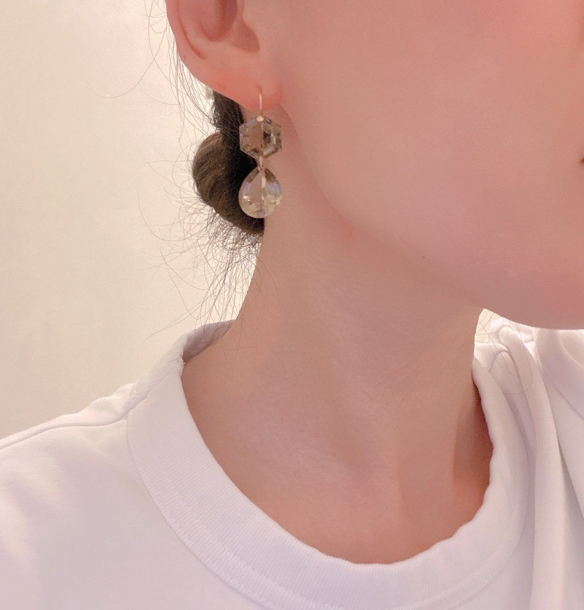nanasea63's tweet photo. このピアス、大きさ的にはこんな感じで結構大きめ。一昔前はパーティーでしか使えないようなデザインだったかもしれないけど、私はTシャツにジーンズでもガシガシ使う。 https://t.co/PYxfHrxmSL