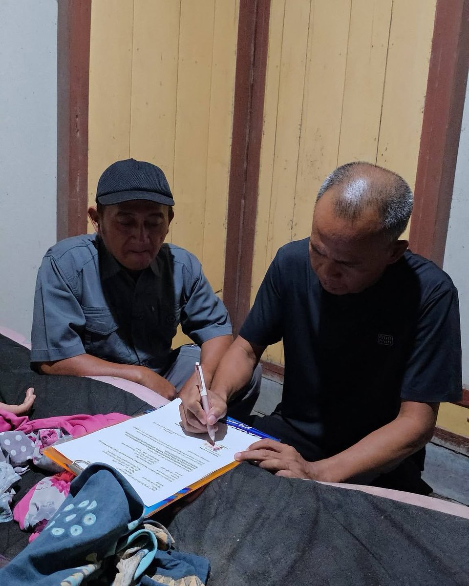 Jateng_Twit's tweet photo. Lagi Rame❗

Tentang foto-foto ini. Di depan ibu kandungnya yang terbaring karena stroke, seorang anak kandung menyerahkan ibunya ke saya (mewakili Griya Lansia).

 Sebelum membubuhkan tanda tangan, saya tanya berulang-ulang, apakah proses ini dilanjutkan, atau dibatalkan ?

 Sebab, kalau dilanjutkan, anda tidak akan diizinkan ketemu dengan ibunda lagi. Syarat yang berat ini, saya tetapkan agar anda berpikir ulang. 

Agar membatalkan serah terima ini dan tetap merawat ibunda. Si anak tetap ingin menyerahkan ibundanya, atas nama kesibukan. Dan bersedia tidak ketemu ibundanya lagi. 

 Kawan, Griya Lansia itu bukan penitipan orang tua kandung. Tapi, kalau memang si anak ingin membuang ibunya secara total, atas nama kemanusiaan kami menerimanya. 

Tapi, si anak saya larang total untuk menjenguknya lagi, bahkan sampai meninggal. Malam ini, langit gelap bergelayut di atas bumi Ngawi. 

Seorang ibu dibuang anaknya sendiri, ke Griya Lansia. Lokasinya di Desa Gemarang, Kec. Kedunggalar, Kab. Ngawi. Perjanjian ini bersifat terbuka. 

Disepakati sejak awal. Bebas posting di media sosial, sesuai draft yang ada. 

Sc. ariefcamra