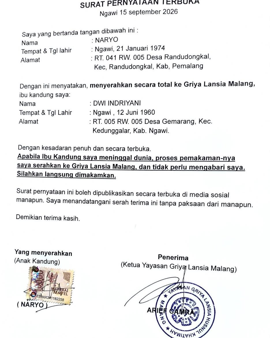 Jateng_Twit's tweet photo. Lagi Rame❗

Tentang foto-foto ini. Di depan ibu kandungnya yang terbaring karena stroke, seorang anak kandung menyerahkan ibunya ke saya (mewakili Griya Lansia).

 Sebelum membubuhkan tanda tangan, saya tanya berulang-ulang, apakah proses ini dilanjutkan, atau dibatalkan ?

 Sebab, kalau dilanjutkan, anda tidak akan diizinkan ketemu dengan ibunda lagi. Syarat yang berat ini, saya tetapkan agar anda berpikir ulang. 

Agar membatalkan serah terima ini dan tetap merawat ibunda. Si anak tetap ingin menyerahkan ibundanya, atas nama kesibukan. Dan bersedia tidak ketemu ibundanya lagi. 

 Kawan, Griya Lansia itu bukan penitipan orang tua kandung. Tapi, kalau memang si anak ingin membuang ibunya secara total, atas nama kemanusiaan kami menerimanya. 

Tapi, si anak saya larang total untuk menjenguknya lagi, bahkan sampai meninggal. Malam ini, langit gelap bergelayut di atas bumi Ngawi. 

Seorang ibu dibuang anaknya sendiri, ke Griya Lansia. Lokasinya di Desa Gemarang, Kec. Kedunggalar, Kab. Ngawi. Perjanjian ini bersifat terbuka. 

Disepakati sejak awal. Bebas posting di media sosial, sesuai draft yang ada. 

Sc. ariefcamra