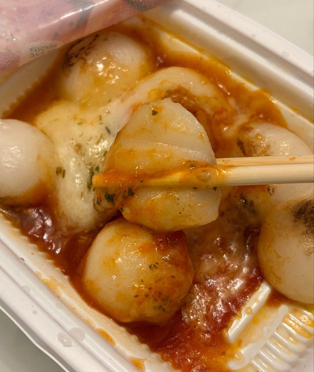 omoochichi's tweet photo. これ食べてみたんだけどまじでうますぎたガチおすすめ、夜食にぴったりかつ値段も安いのでみんなファミマ駆け込んでください‼️‼️ https://t.co/SliLRyt0u0