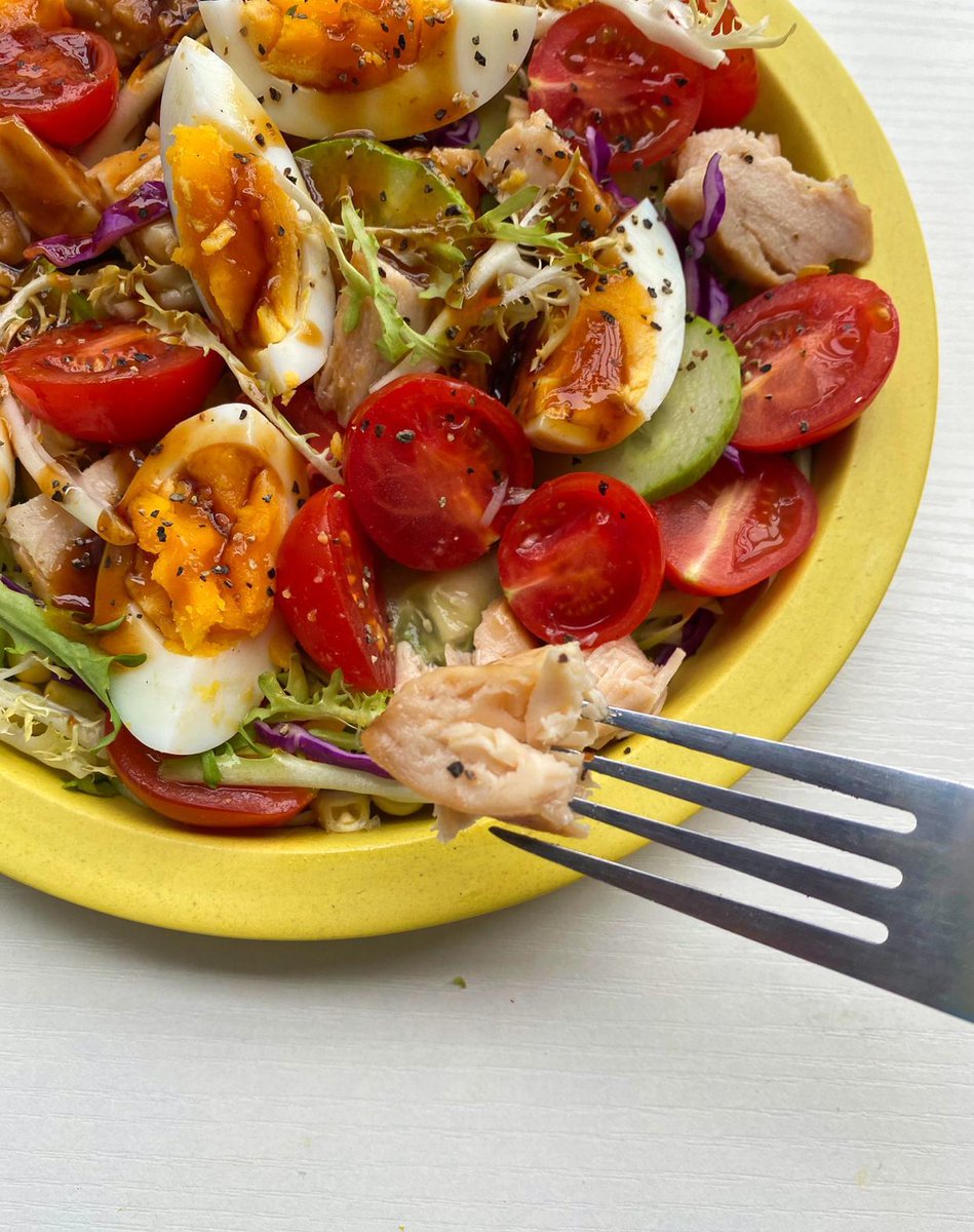 RhiannonEiak4g's tweet photo. This 5-min no-cook high-protein salad is perfect for weight loss! Crisp veggies, grilled chicken, and a light vinaigrette fill you up without excess calories , https://t.co/9Wefl2ifHs