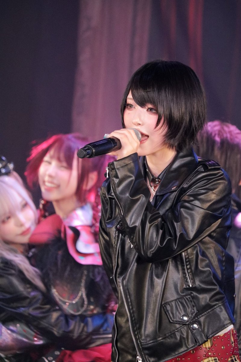 avamhasekai_'s tweet photo. （番外編）後ろに写っている親子 https://t.co/KnhfgQOKiS