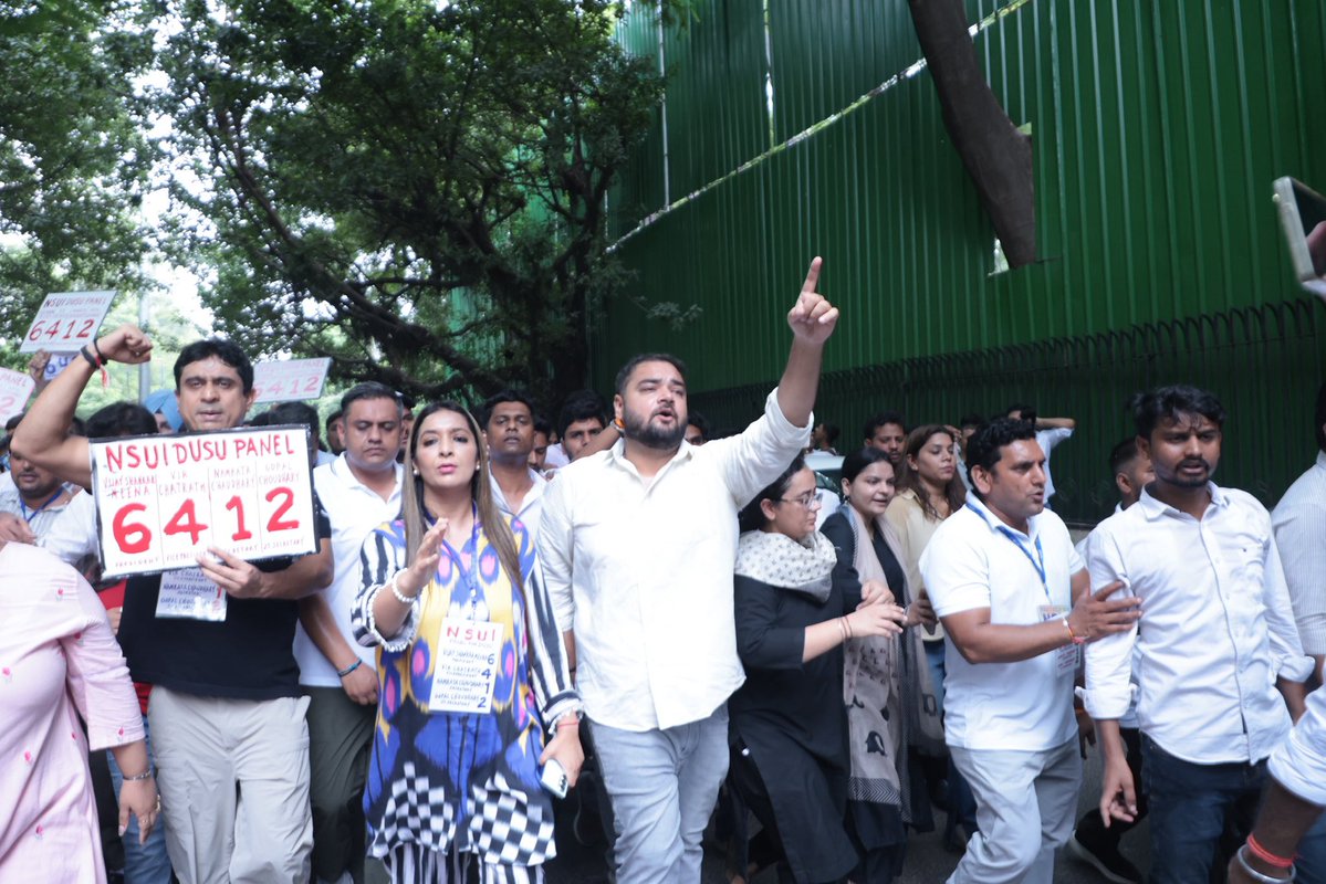 akshaylakra17's tweet photo. DU में हॉस्टल की माँग को लेकर युवा कांग्रेस का हल्ला बोल मार्च।
NSUI पैनल का बहुमत की और बढ़ रहा है। https://t.co/ZCI2I6Yard