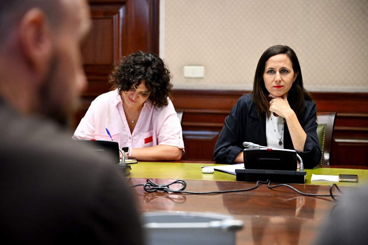 ionebelarra's tweet photo. El Plan VIVE de alquiler asequible de Ayuso en la C. de Madrid es de todo menos asequible. Una auténtica estafa que Ayuso está cometiendo contra familias que buscan una vivienda digna en Madrid. Hoy en el Congreso nos hemos reunido con @VecinosPlanVive. Hay que parar este abuso. https://t.co/eJHBiBXdlo